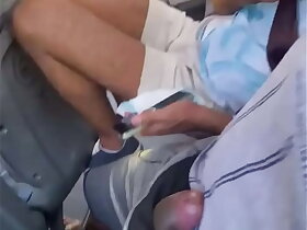 Recebi uma mamada no busão