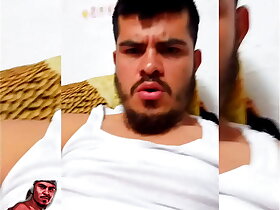 ME JUEGO LA VERGA MIENTRAS MI AMIGO DUERME EN LA MISMA CAMA HASTA EYACULAR Y SALPICARLE LA ROPA