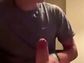 Novinho tocando uma na webcam