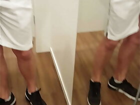 Pau babando no provador