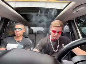 Peguei uma carona com um amigo e ele acabou me comendo not much carro e gozando na minha cara.