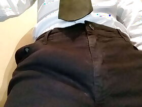 Apalpando meu pau na roupa social