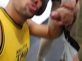 MAMADOR CHUPANDO VARIOS MACHOS NO WC DO TERMINAL DE ÔNIBUS- COMPLETOS NO SHEER.COM.