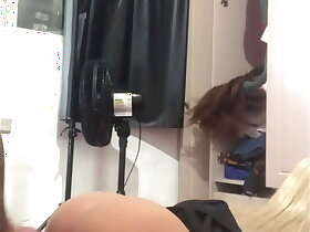 Meu padrasto me pegou assistindo pornô ( sex knick-knack )