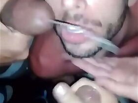 Vários caras gozando na minha boca