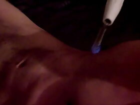 Jeux érotiques GAY avec un stimulateur électrique, rayons violets ... BDSM pouvant être soft comme firm