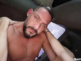 Miguel XXL gets on the bus