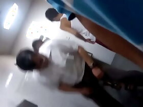 Quay trộm bố già đi vệ sinh