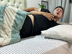 Padrastro cachondo confunde a su hijastro con su esposa y lo preña sin parar