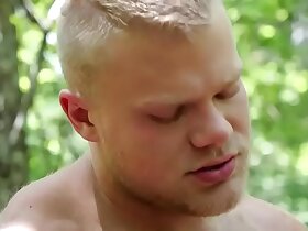 Bombadão dando o rabo no meio do mato