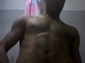 ANDY ANZIO MASTURBAZIONE IN BAGNO!