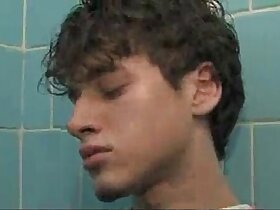 Novinhos fazendo pegação no banheiro