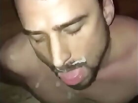 مثلي الجنس  يرمي المني على وجهي