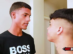 Novinho dando pro entregador pirocudo