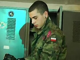 Soldados russos gostosos mijando e gozando